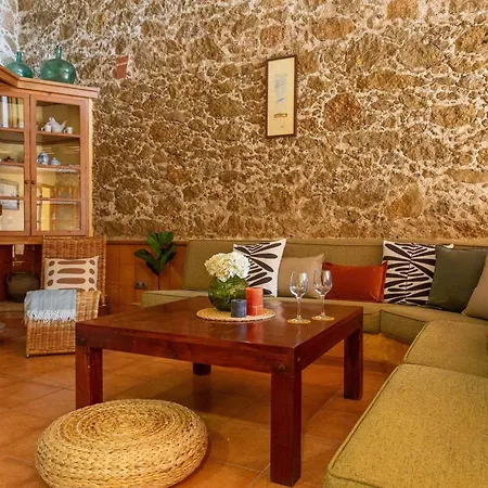 9 Km De L'escala Holiday home *